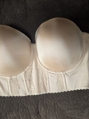 Seamless Strapless Lace-Trim Bustier Bra in Light Nude